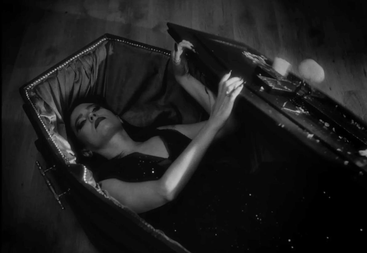 “Volver a Llorar” — Javiera Mena (dir. Joseph Ros)