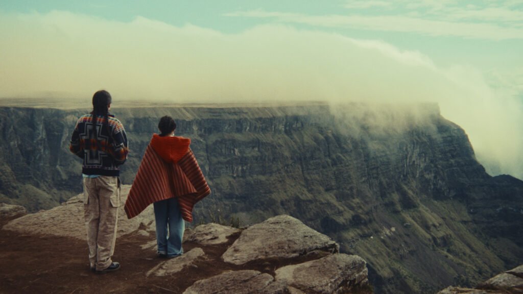 "Sígueme" — Xiuhtezcatl, Renata Flores - Frame still del videoclip