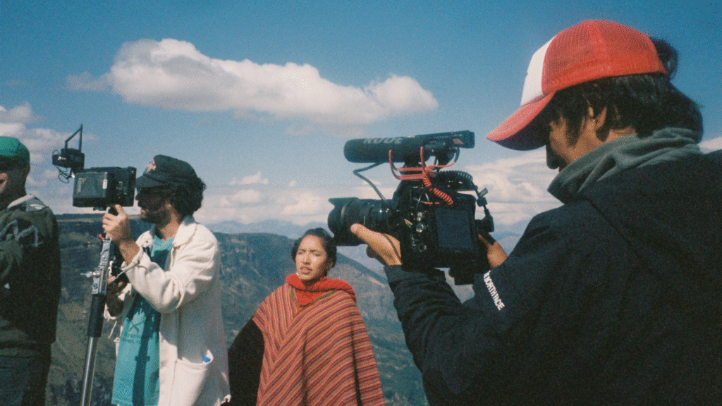 "Sígueme" — Xiuhtezcatl, Renata Flores - Frame still del videoclip