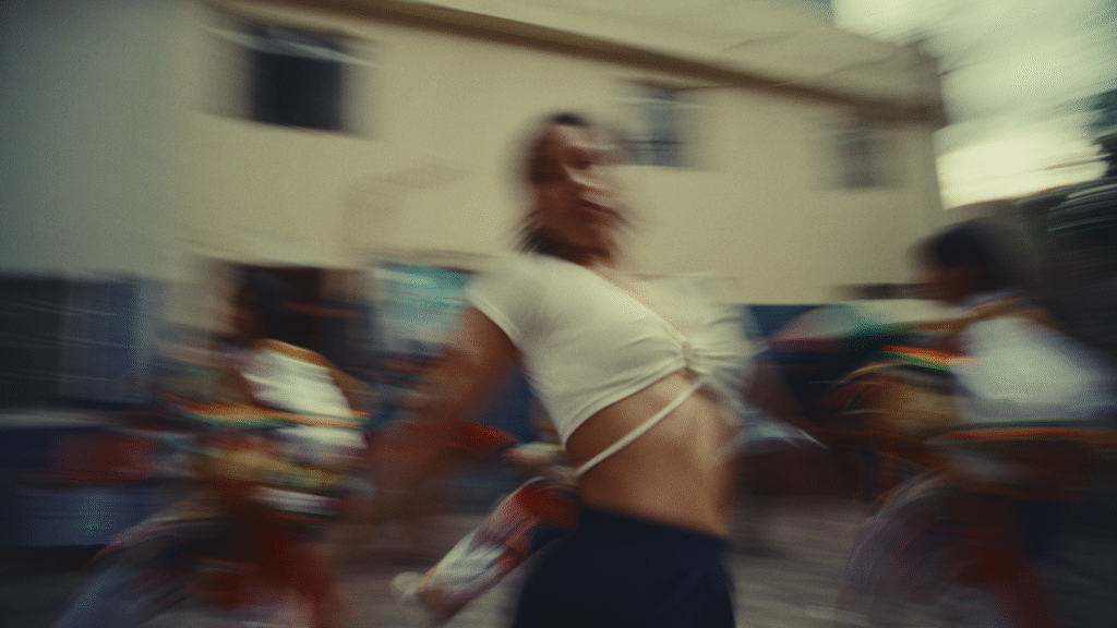 "Sígueme" — Xiuhtezcatl, Renata Flores - Frame still del videoclip