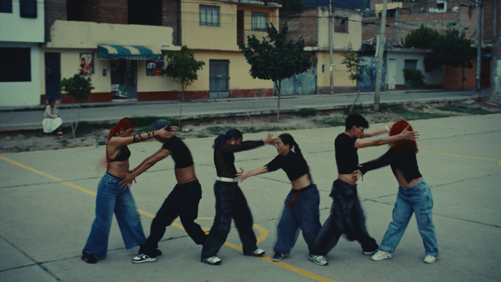 "Sígueme" — Xiuhtezcatl, Renata Flores - Frame still del videoclip