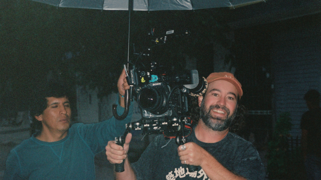 "Sígueme" — Xiuhtezcatl, Renata Flores - Frame still del videoclip