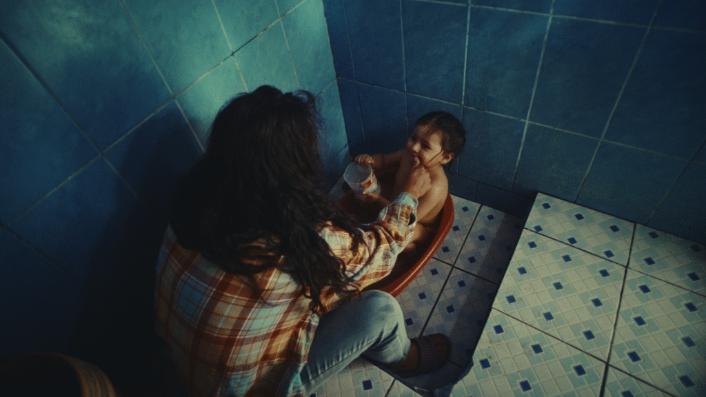 "Sígueme" — Xiuhtezcatl, Renata Flores - Frame still del videoclip