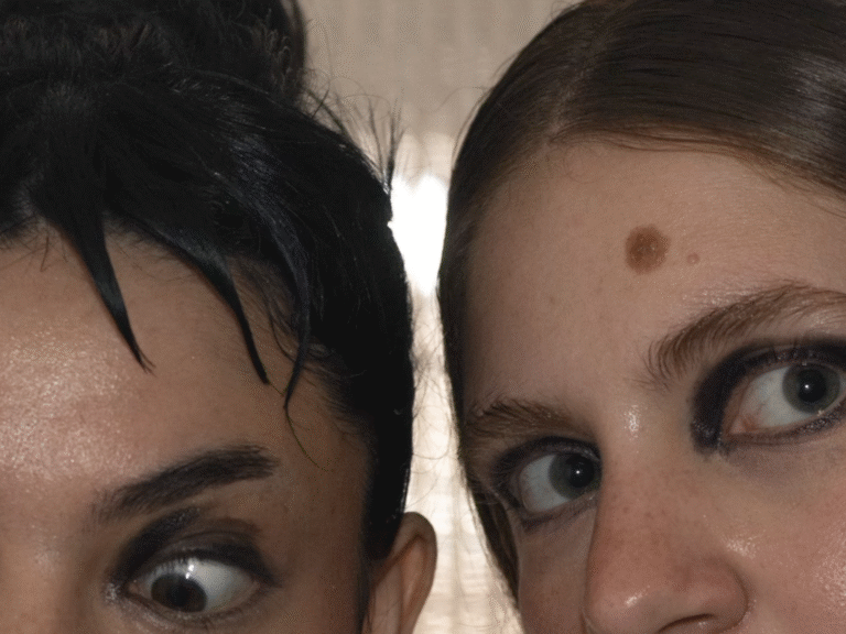 OMNISCIENTE, Lisa Scha y Juana Rozas